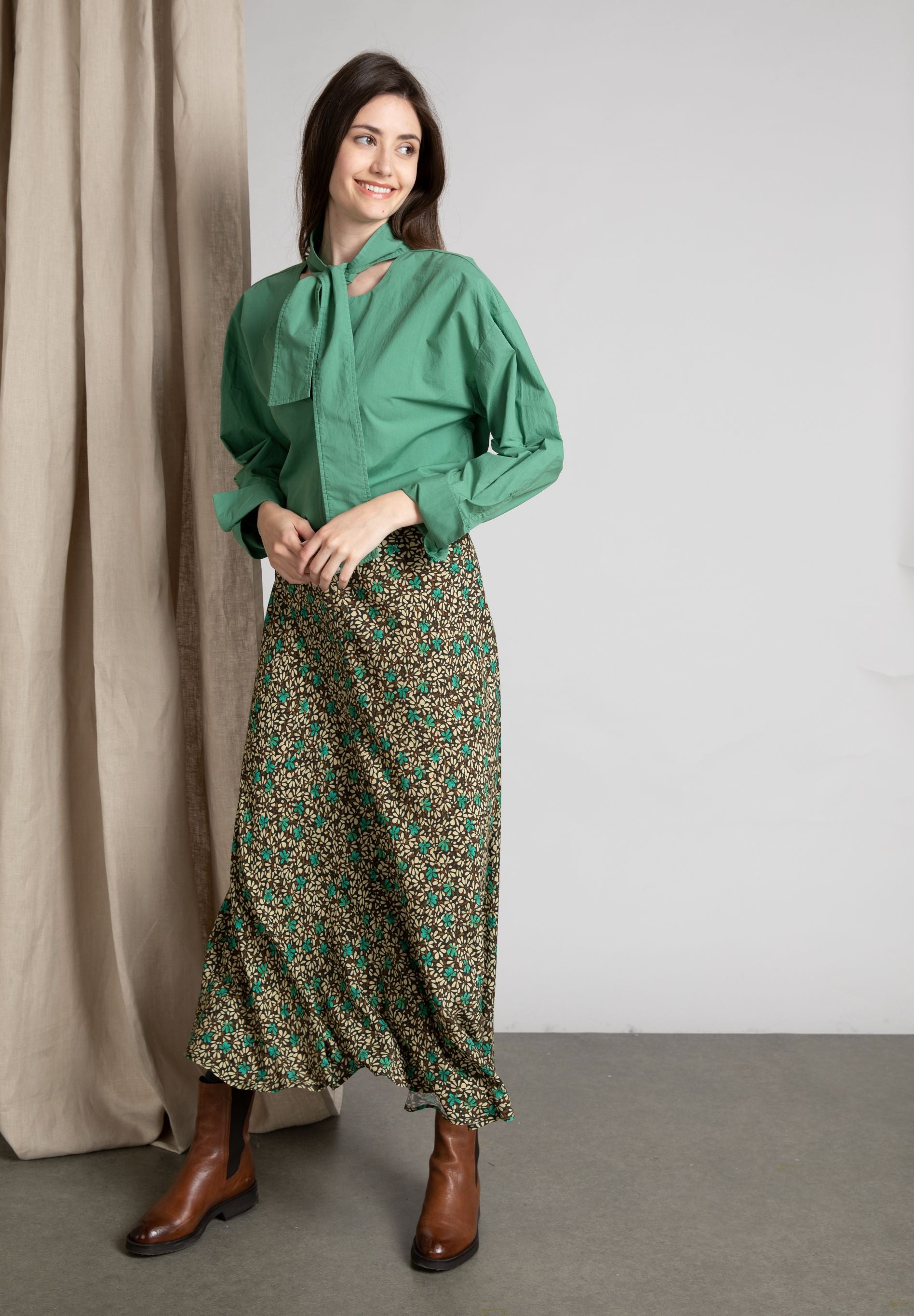 Vrouw Oversized Shirt Met Sjaalkraag In Het Groen