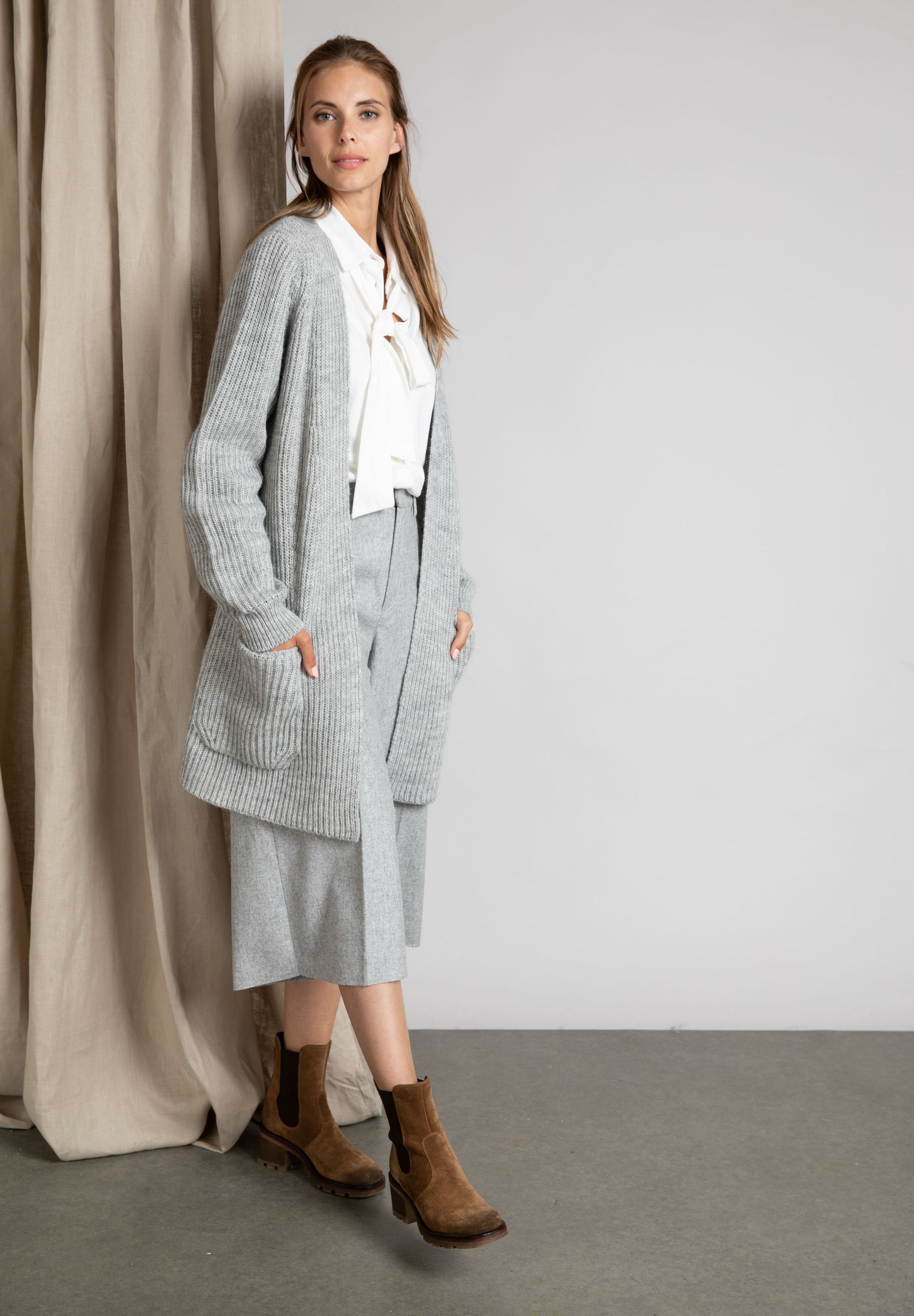 Femme Cardigan Ouvert De Longueur Genou En Gris