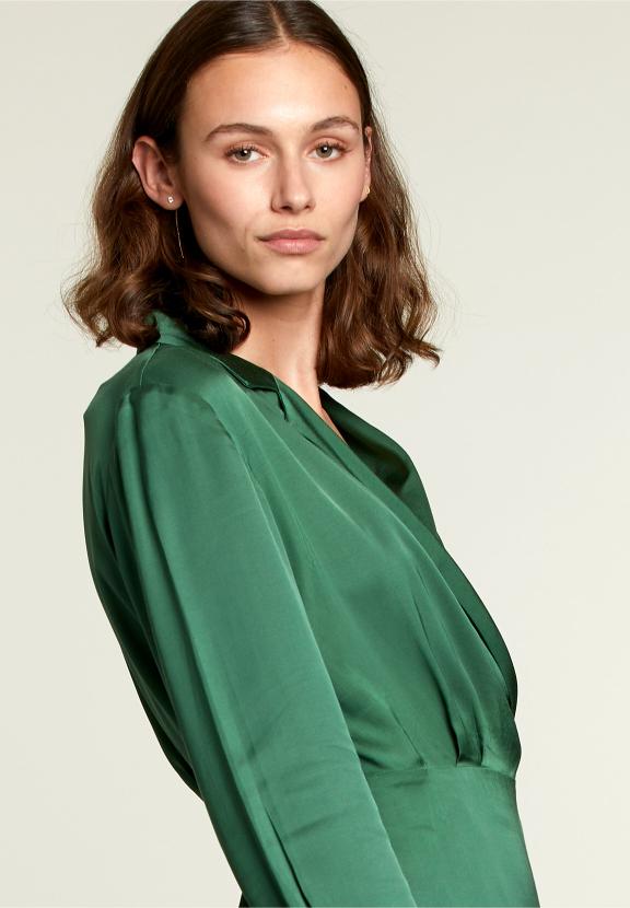 Robe verte à col en V