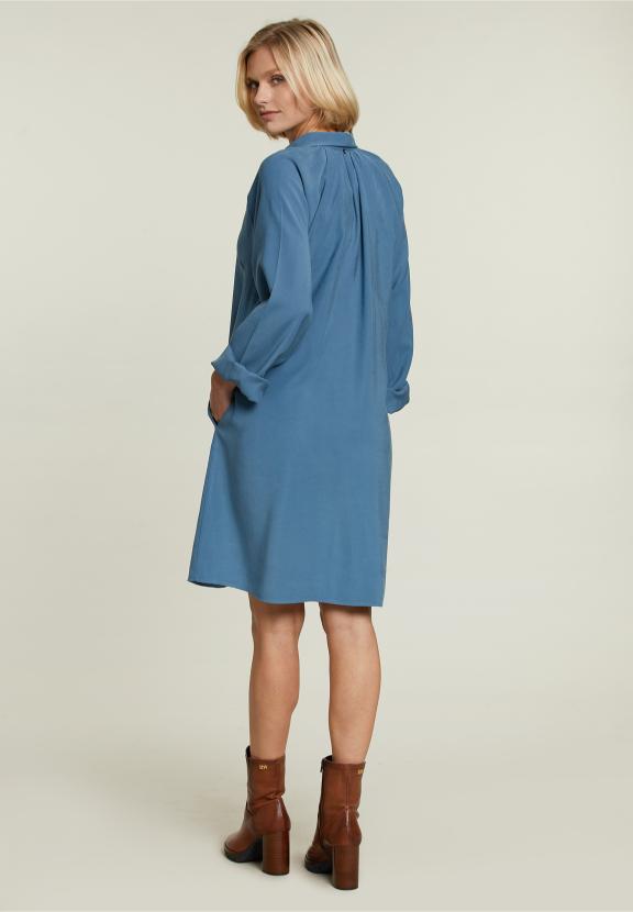 Robe bleue avec des boutons