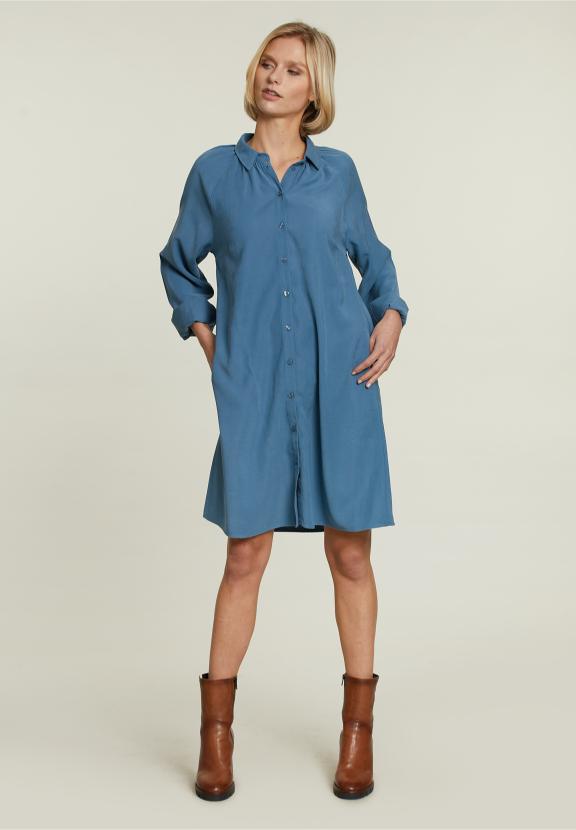 Robe bleue avec des boutons